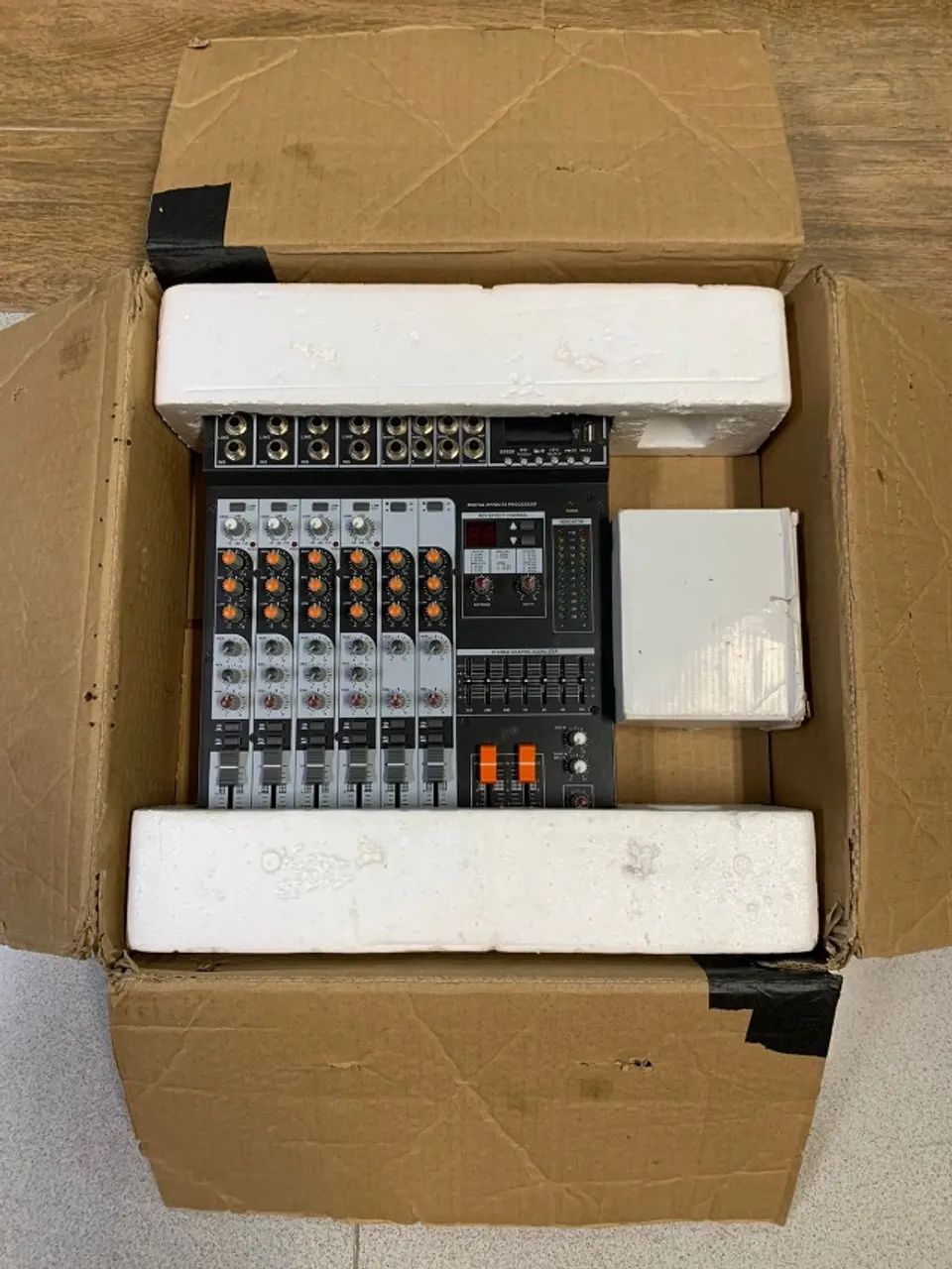 Mesa de som analógica Soundcraft SX802FX - Foto 2