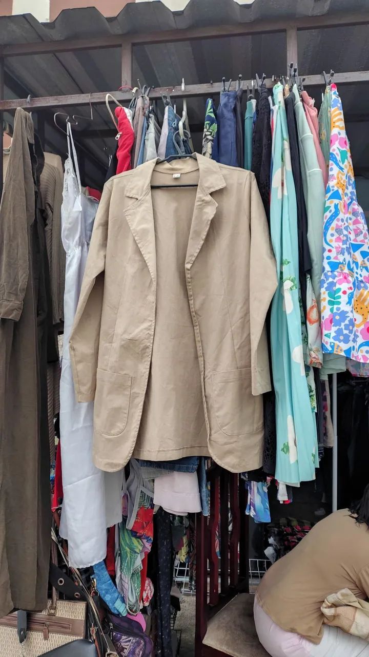 Vendo brechó completo com todas araras e roupas. - Foto 4