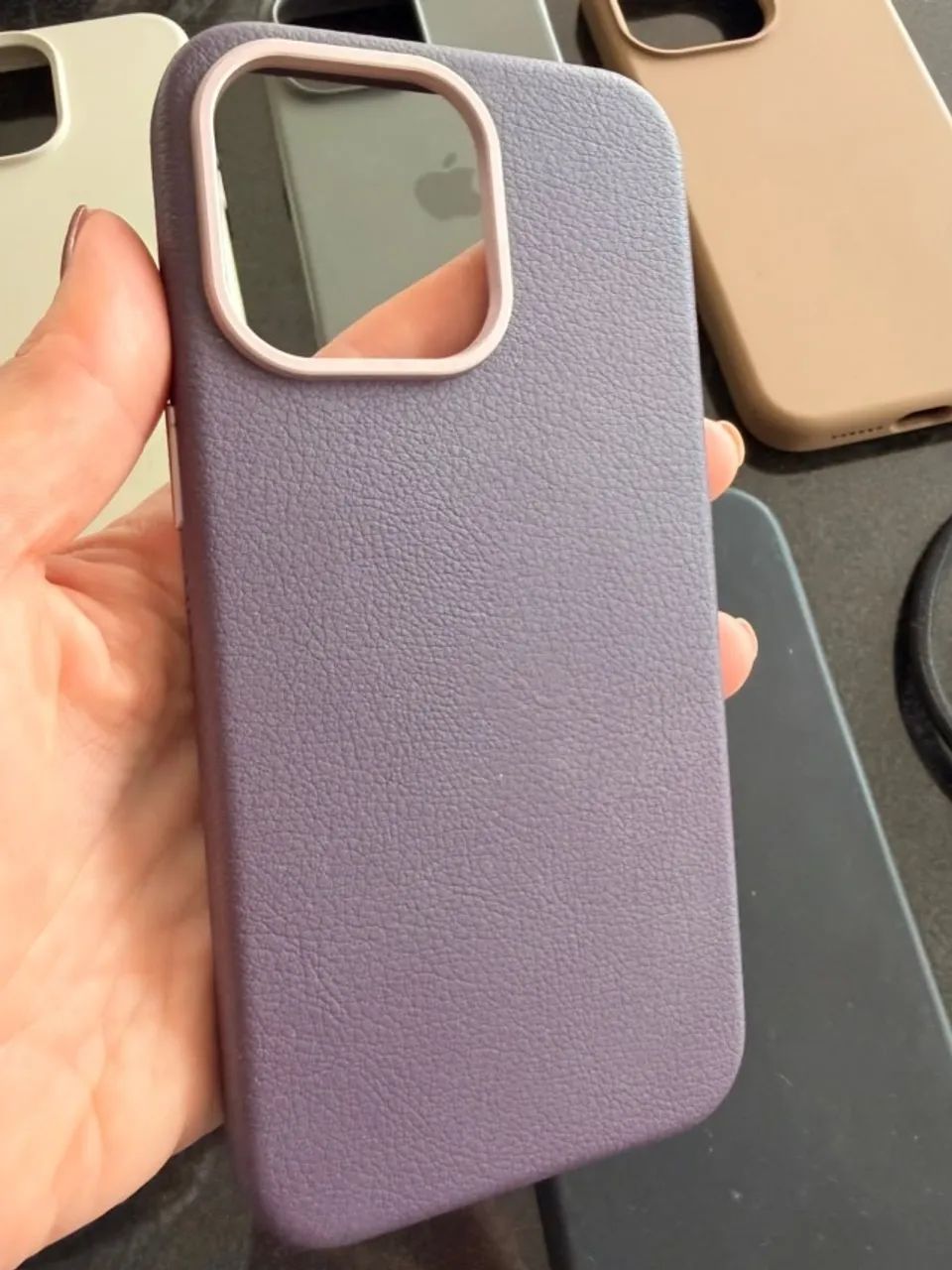 Capa para iPhone 15 Pro Max - roxa - marca Otterbox - proteção resistente anti-quedas