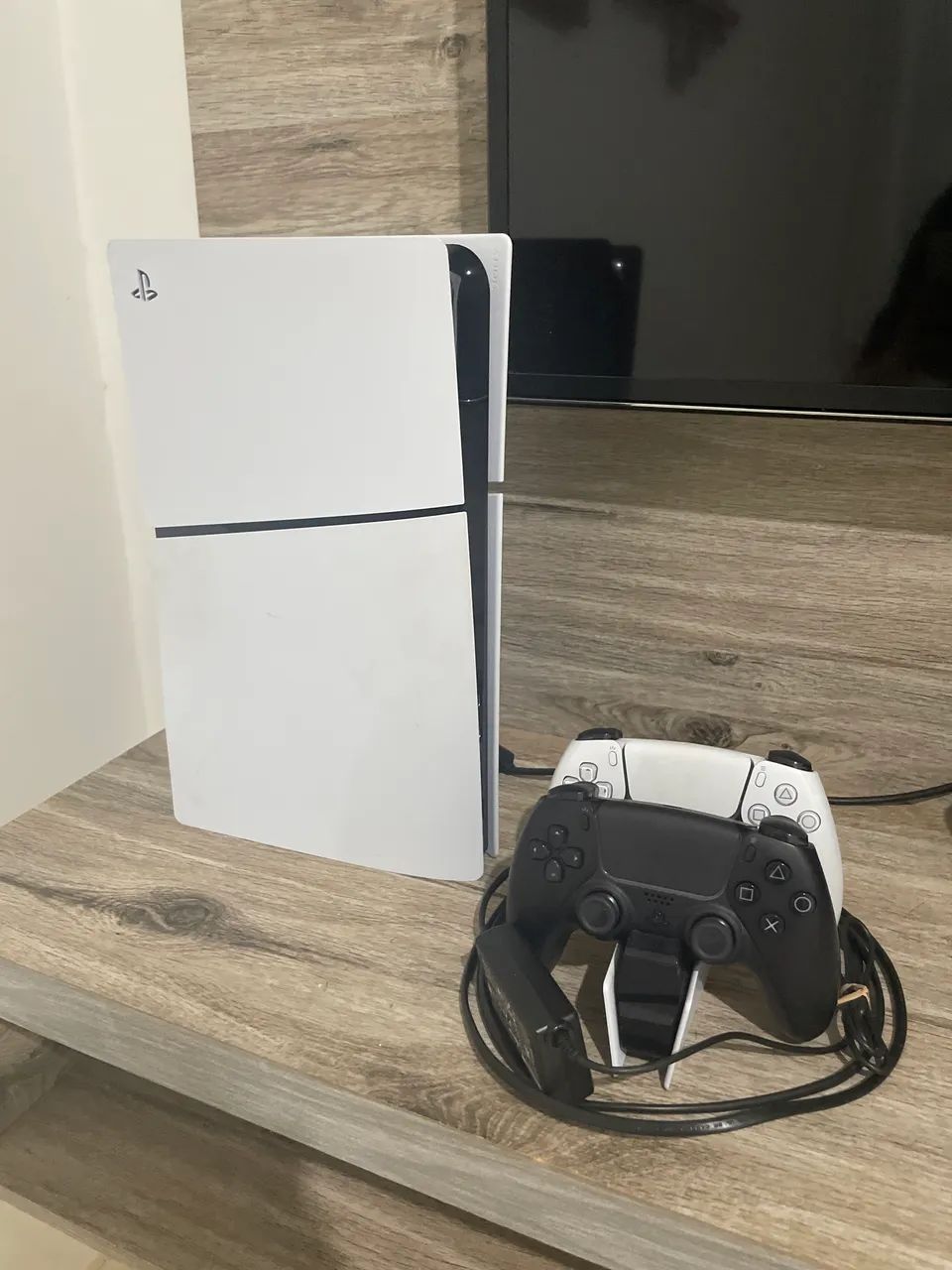 Ps5 e 2 controles mais suporte de carregamento 