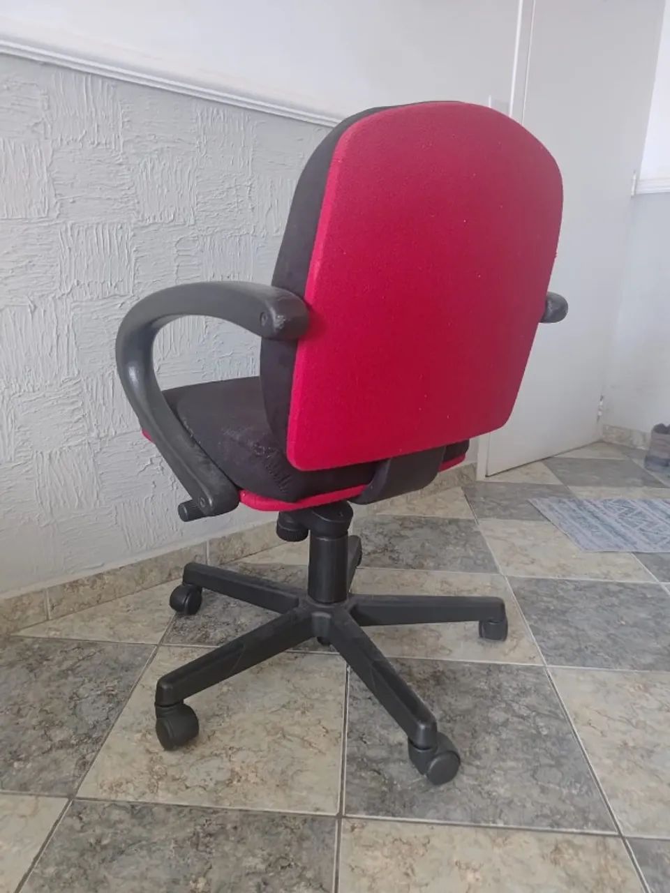 Cadeira de Escritório Preta / Vermelha Giratória - Ótima Oportunidade! - Foto 3