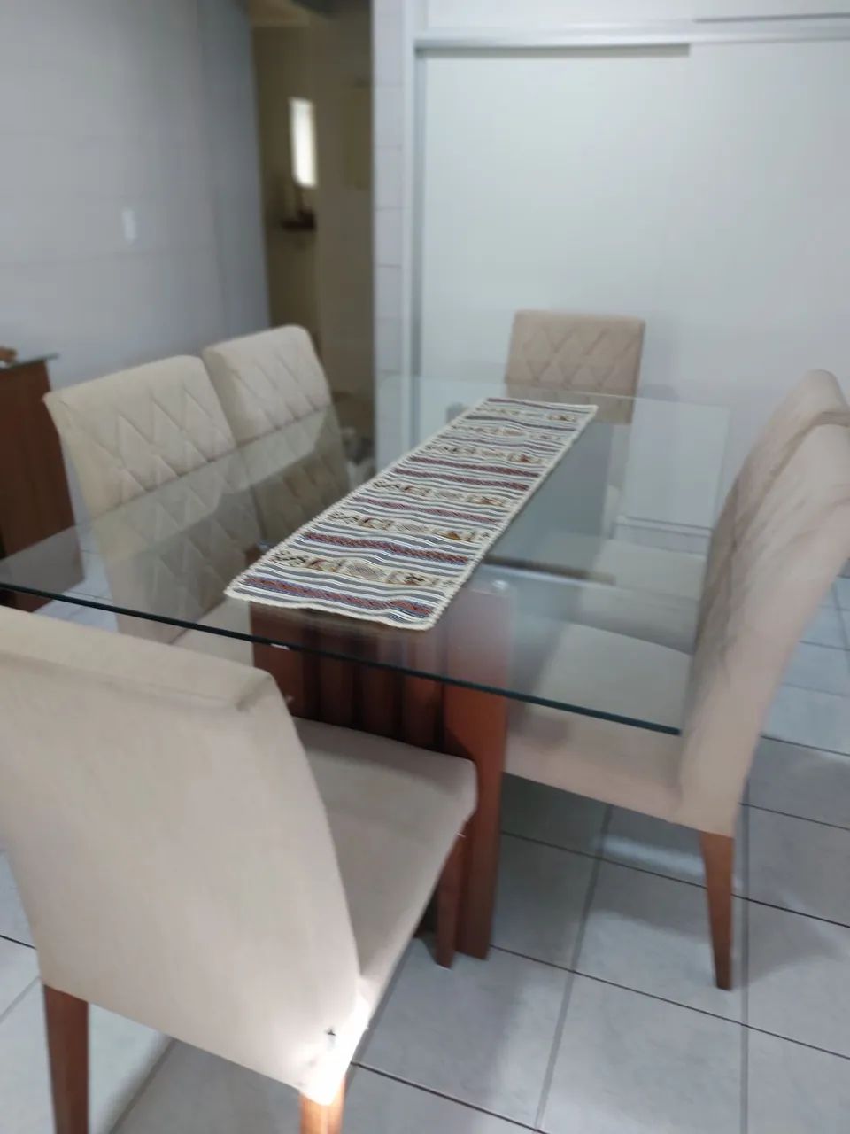 MESA DE JANTAR COM 6 CADEIRAS 