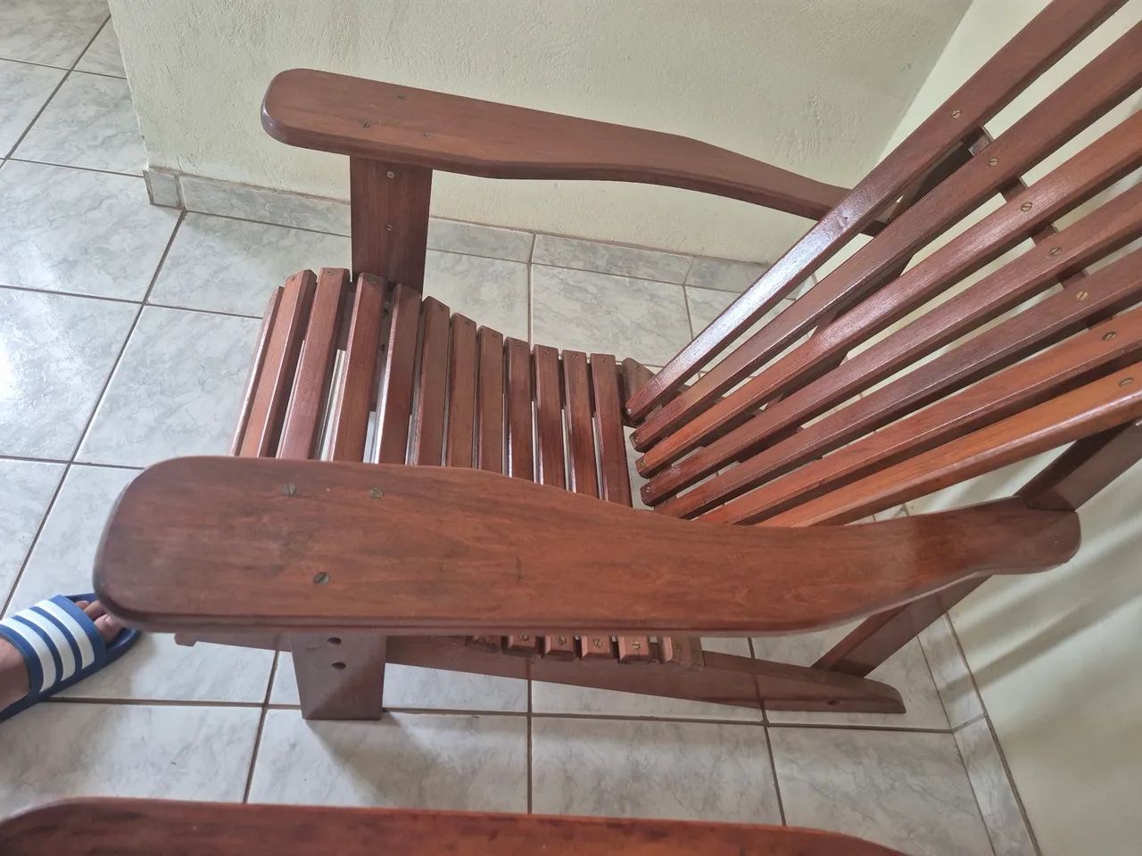Vendo 2 ( duas ) cadeiras de madeira maciça  - Foto 3