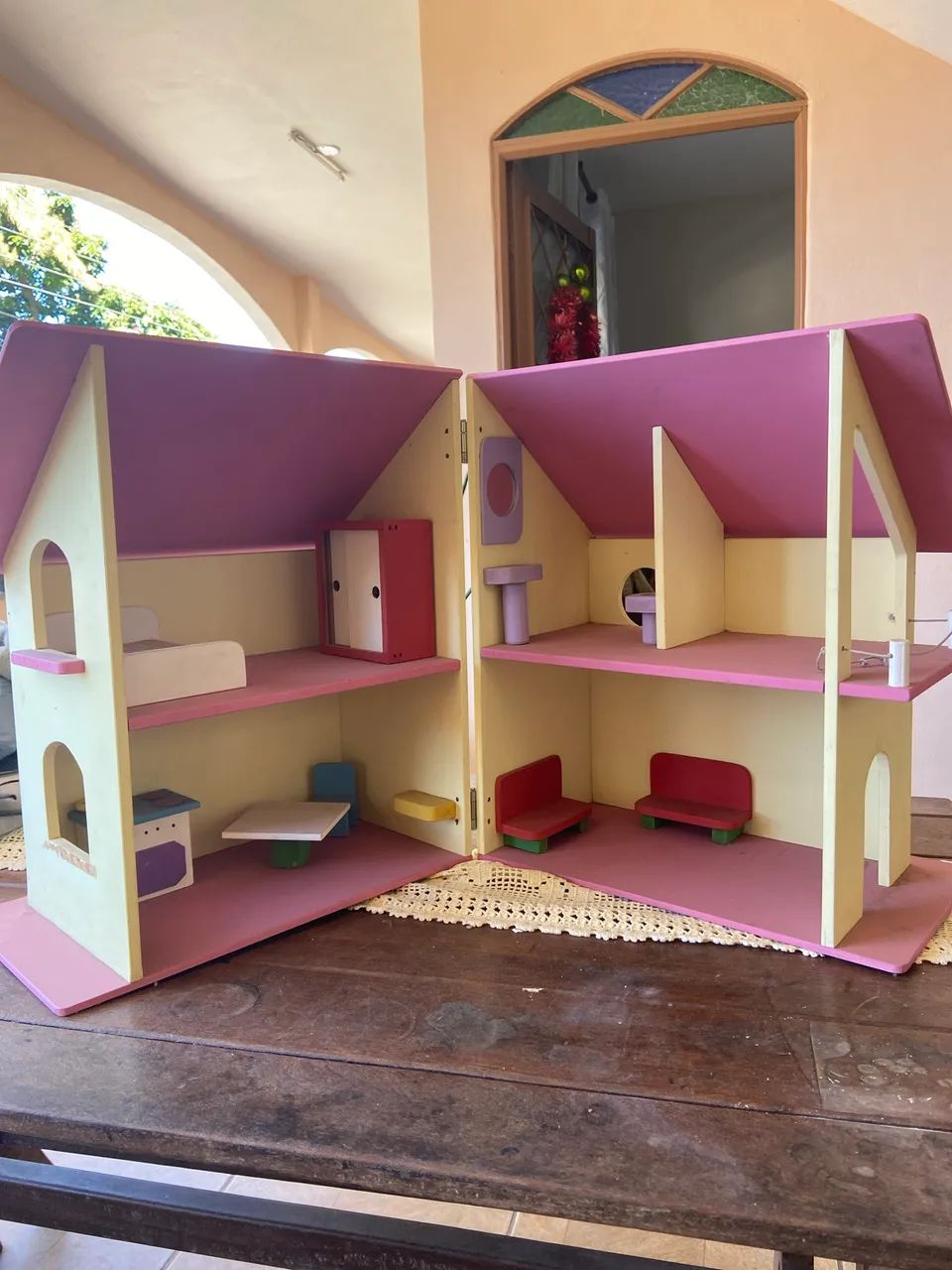 Casa de boneca de madeira 