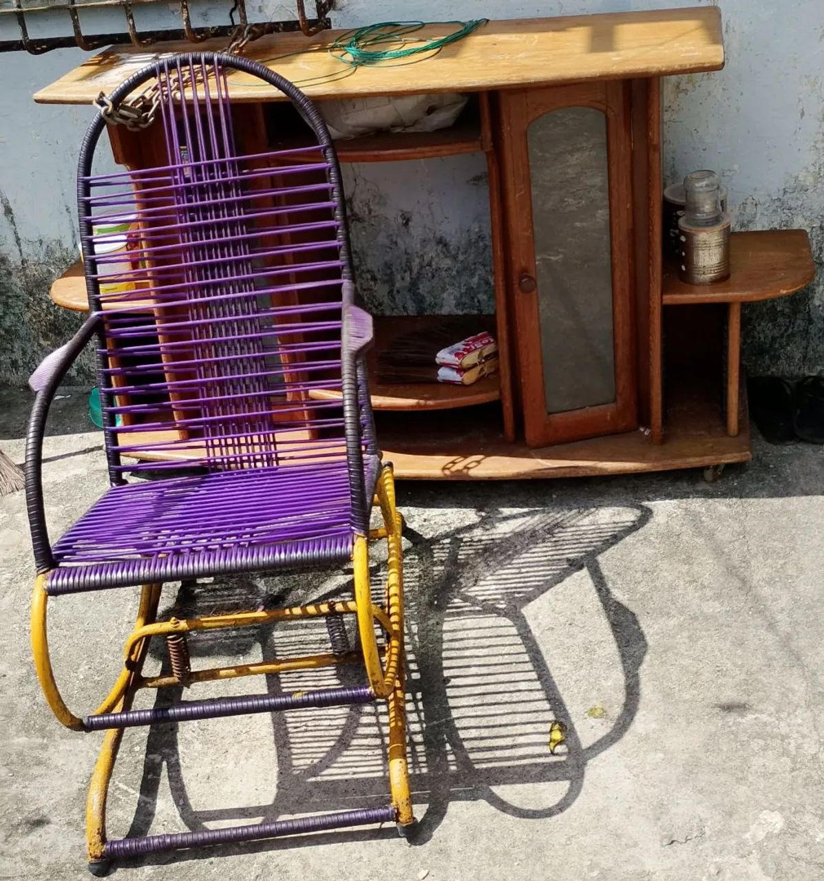 Cadeira de balanço e um rack