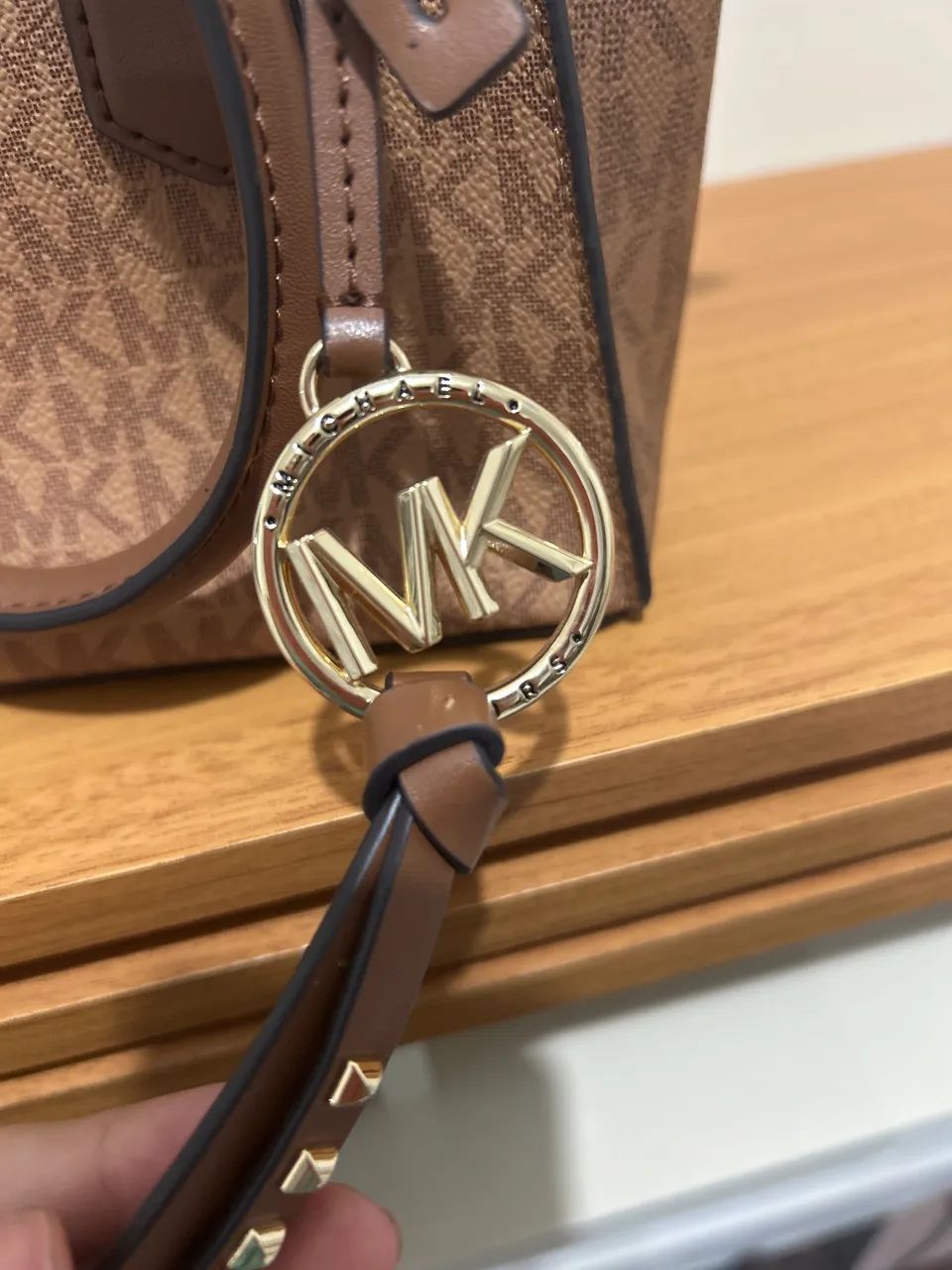Bolsa Michael Kors marrom pequena Original - Foto 3