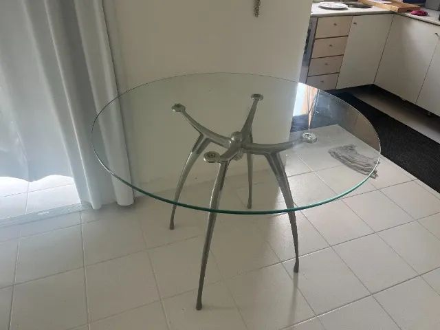 mesa redonda com tampo de vidro