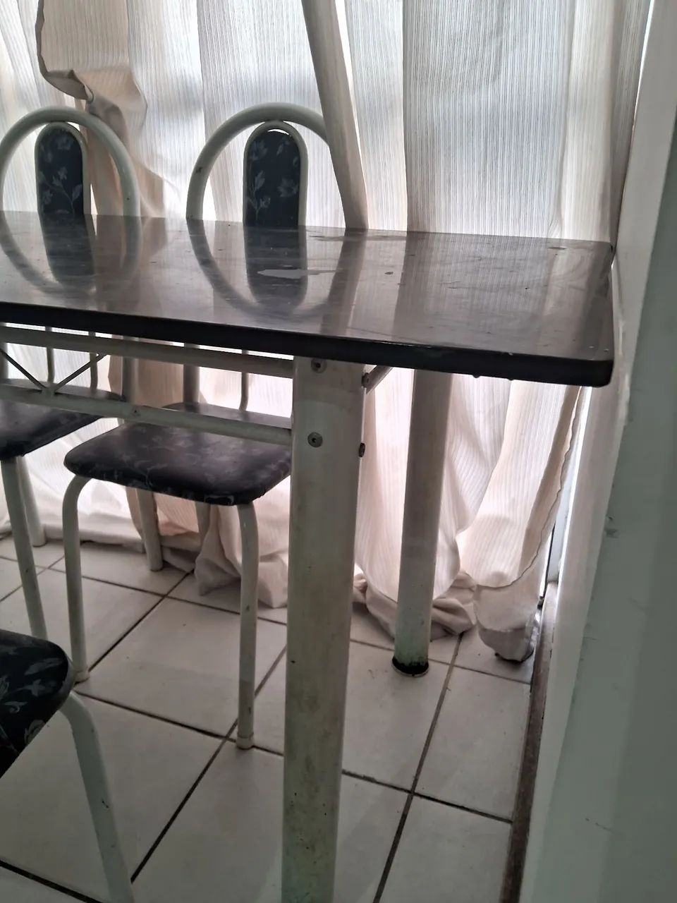 Mesa com tampo de pedra + 3 cadeiras - Foto 4