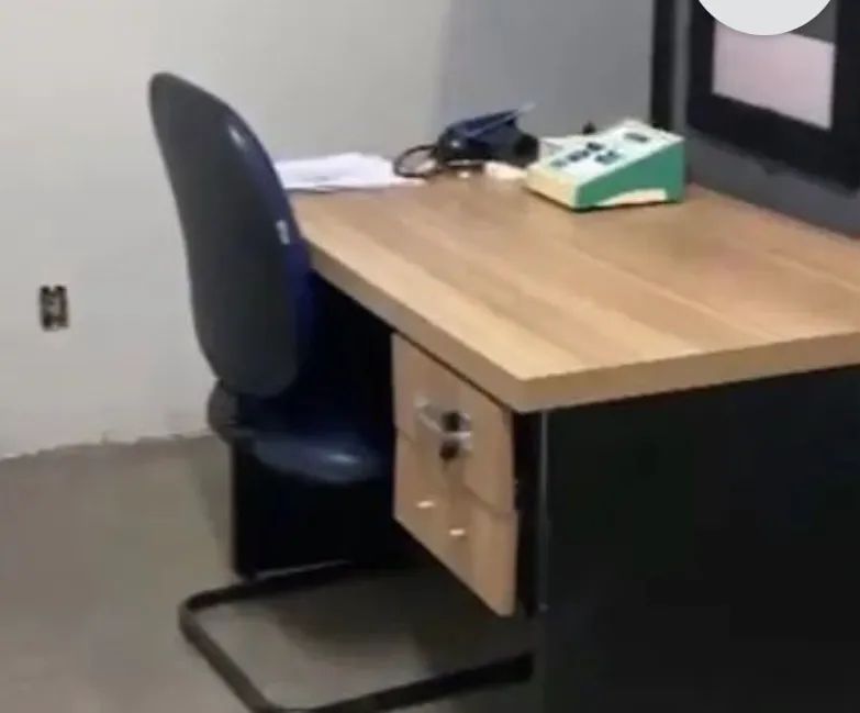 Mesa escritório com gavetas - Foto 2