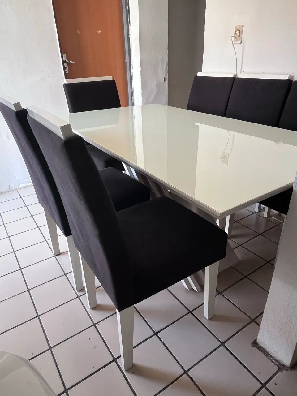 Mesa com tampo de vidro e 6 cadeiras  - Foto 5