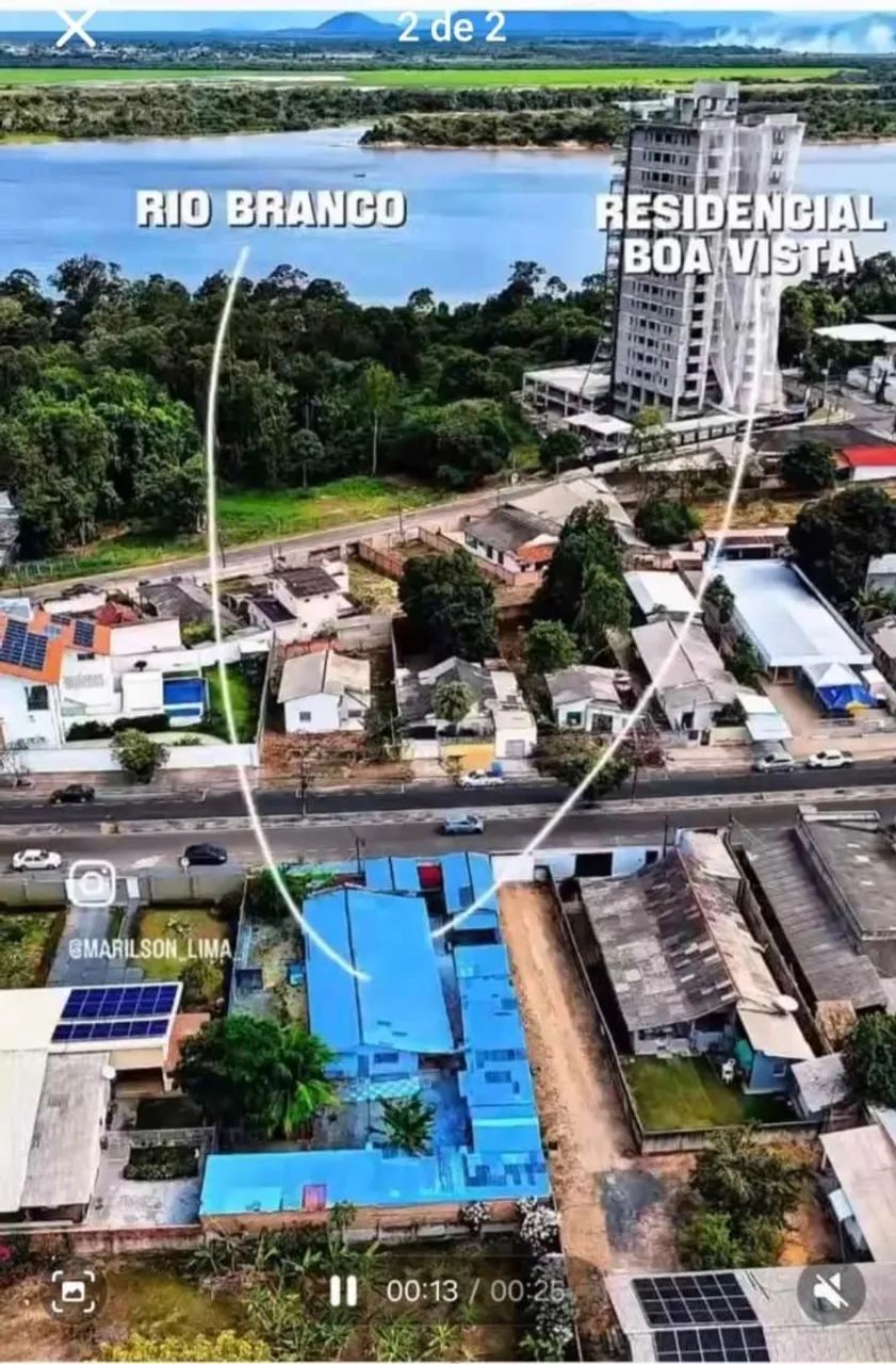 Terreno com três imóveis no centro.