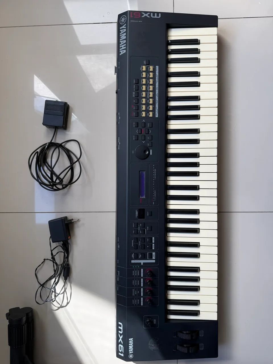 Teclado Yamaha MX61+ caixa e tripé - Foto 5