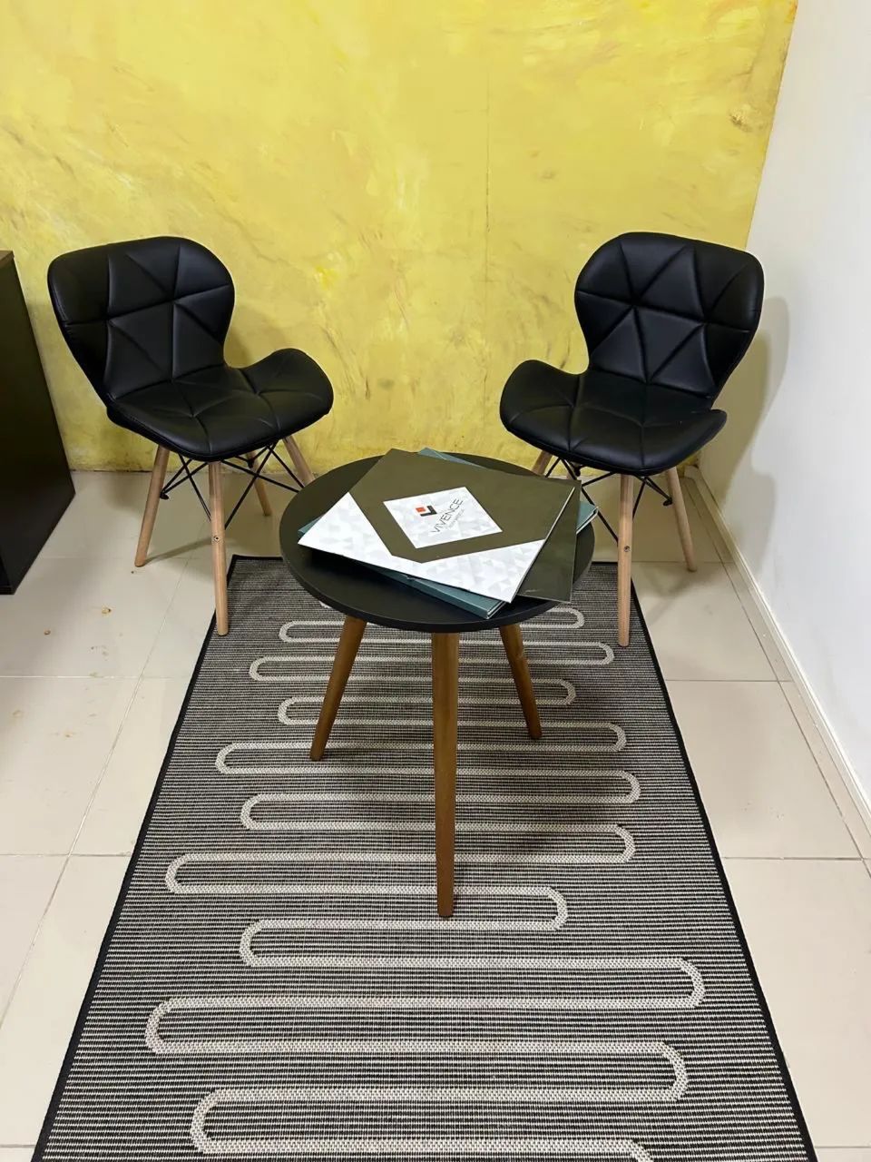 Conjunto de cadeiras e mesa 