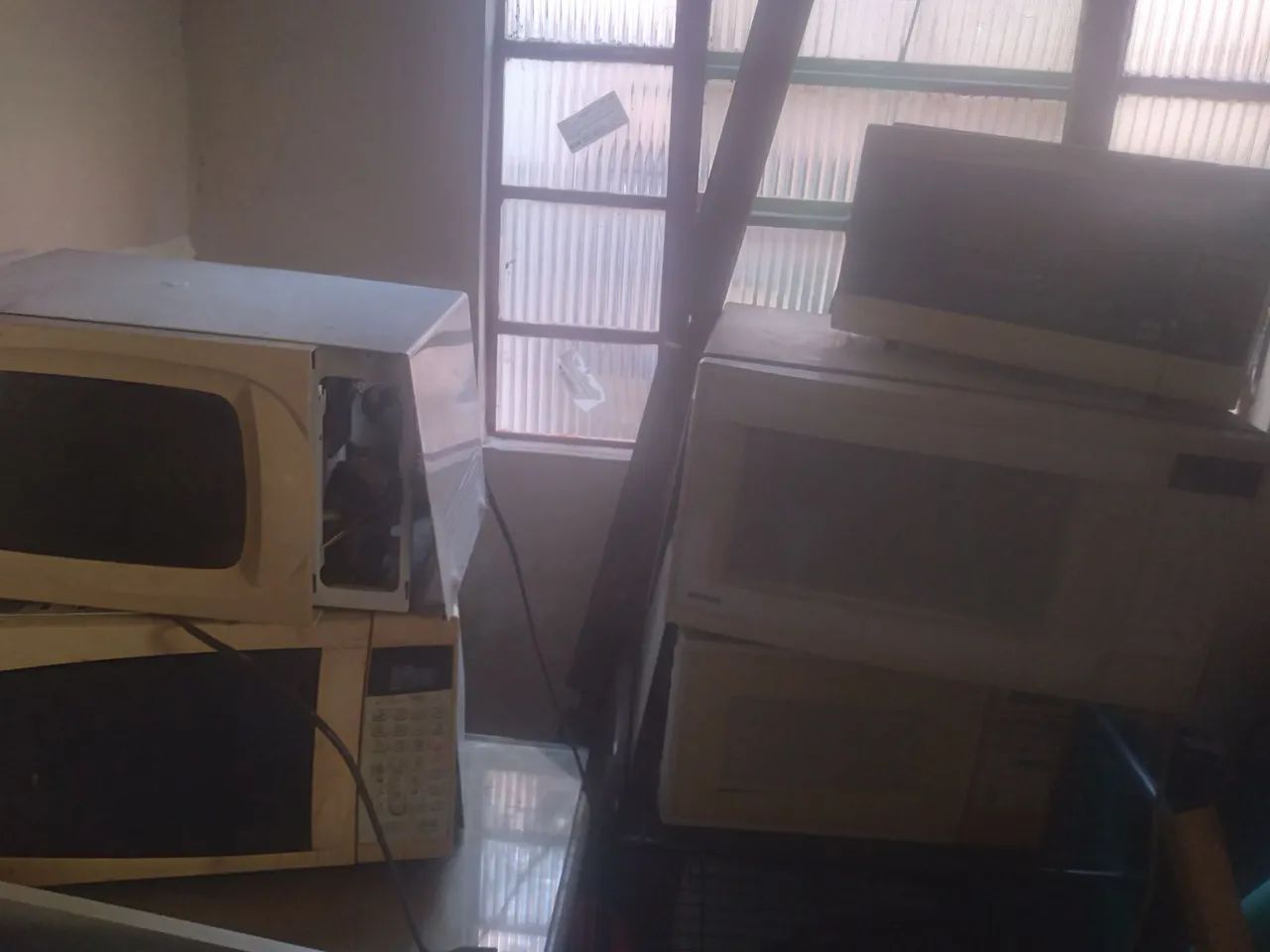 Lote com 6 microondas pra tirar peças - Foto 3