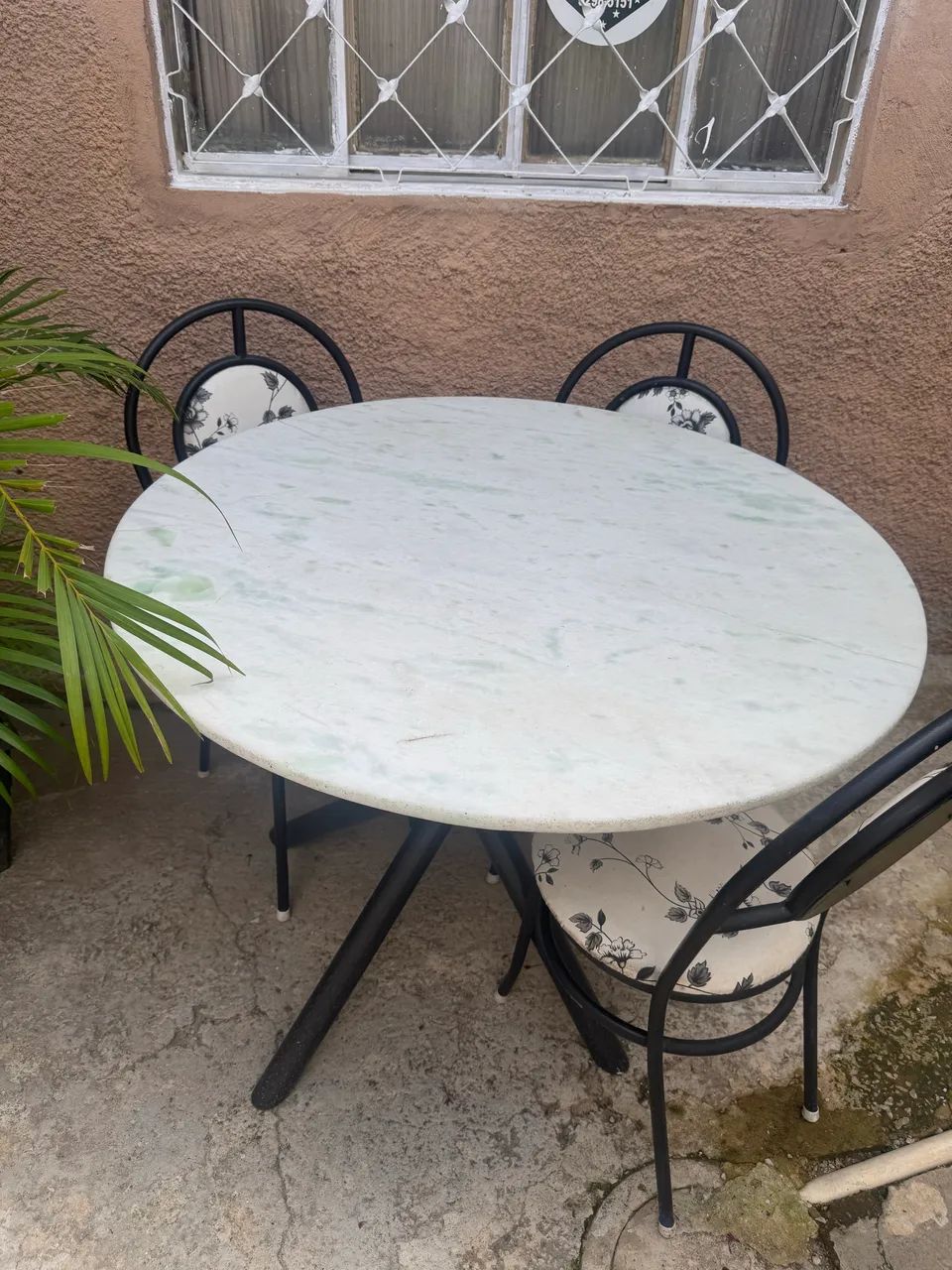 . Mesa de mármore 4 cadeiras 