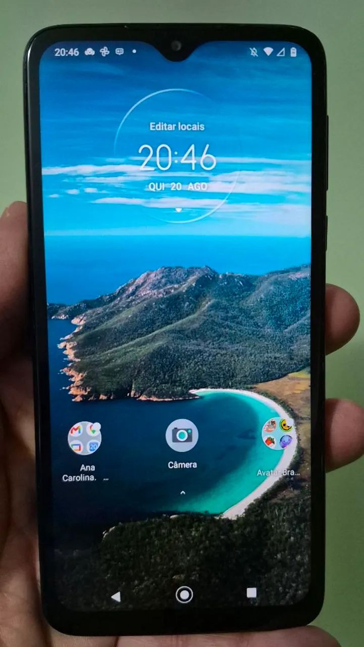 Moto G8 Play na caixa. 