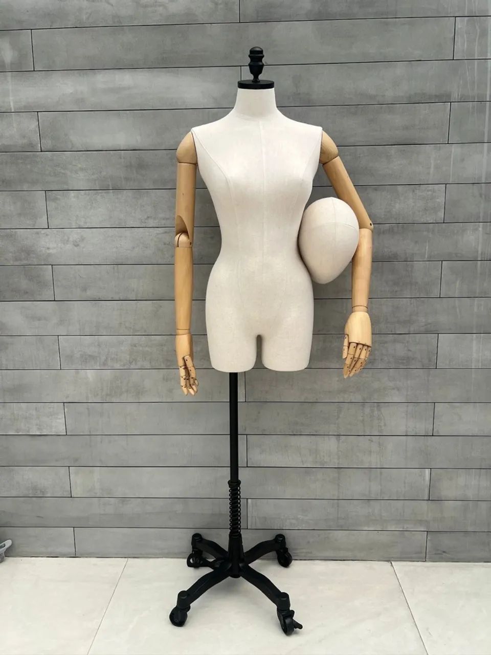 MANEQUIM/BUSTO COM BRAÇOS ARTICULADOS 