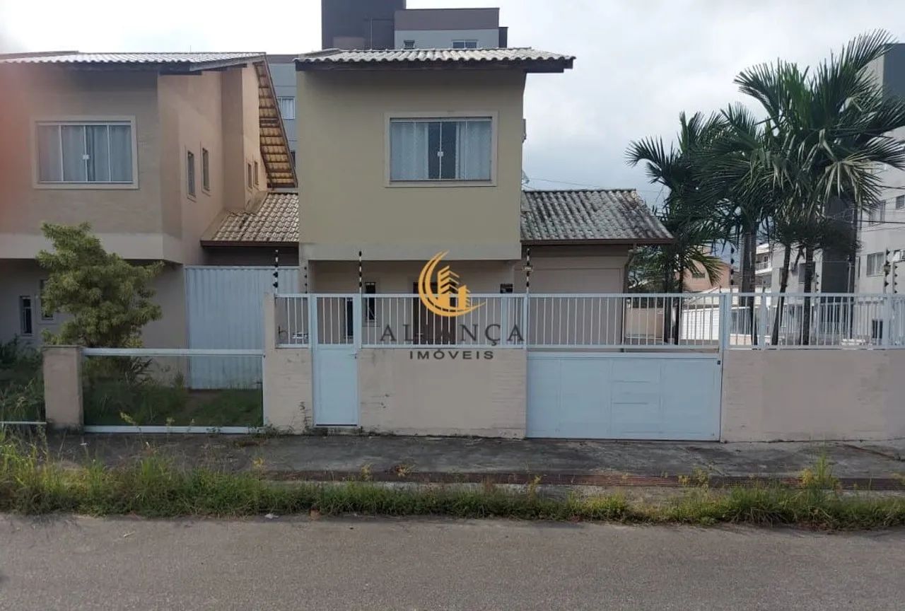 Sobrado com 3 dormitórios e quintal na Nova Palhoça