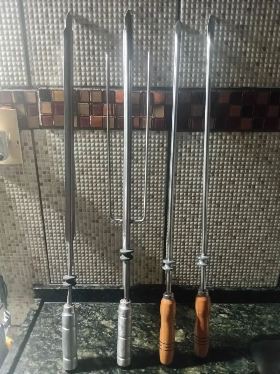 ABAIXEI O VALOR vendo kit com 4 espetos de inox com rodízio e cabo de madeira e alumínio - Foto 2