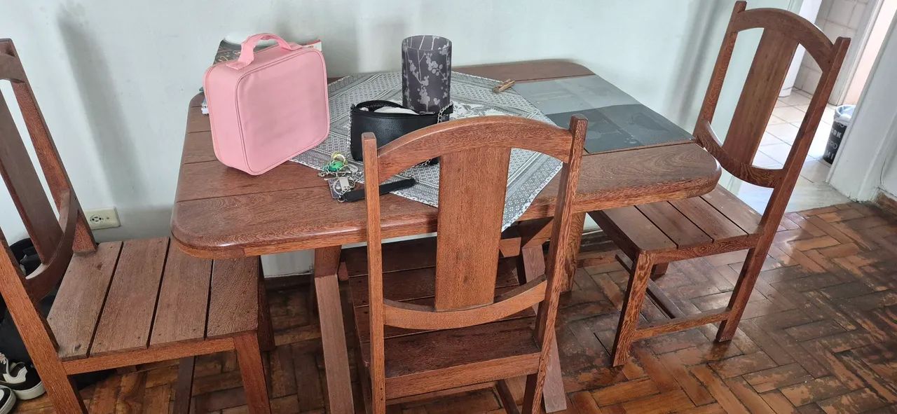 Mesa com 4 cadeiras