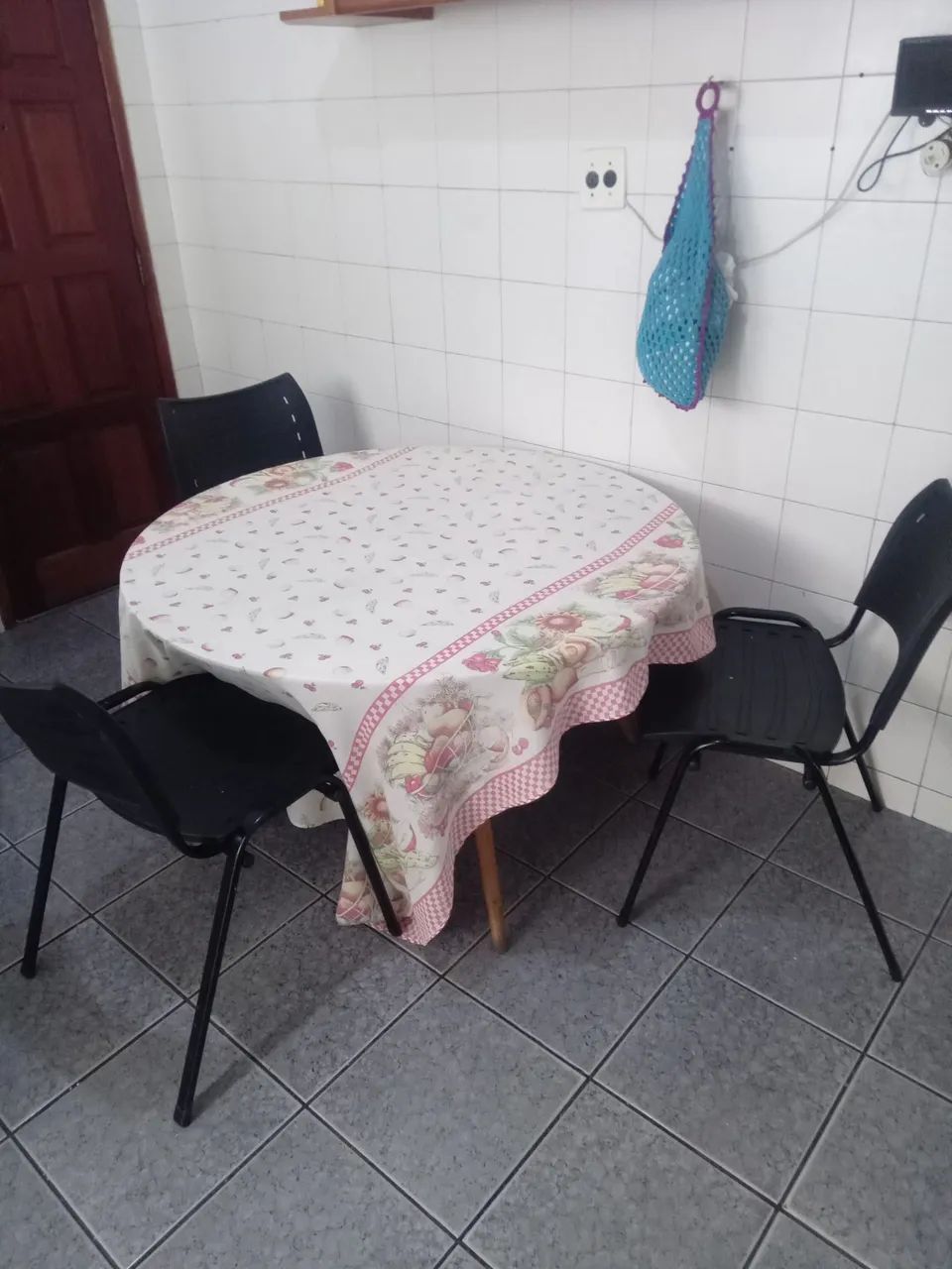 Vendo mesa com 3 cadeiras  - Foto 2