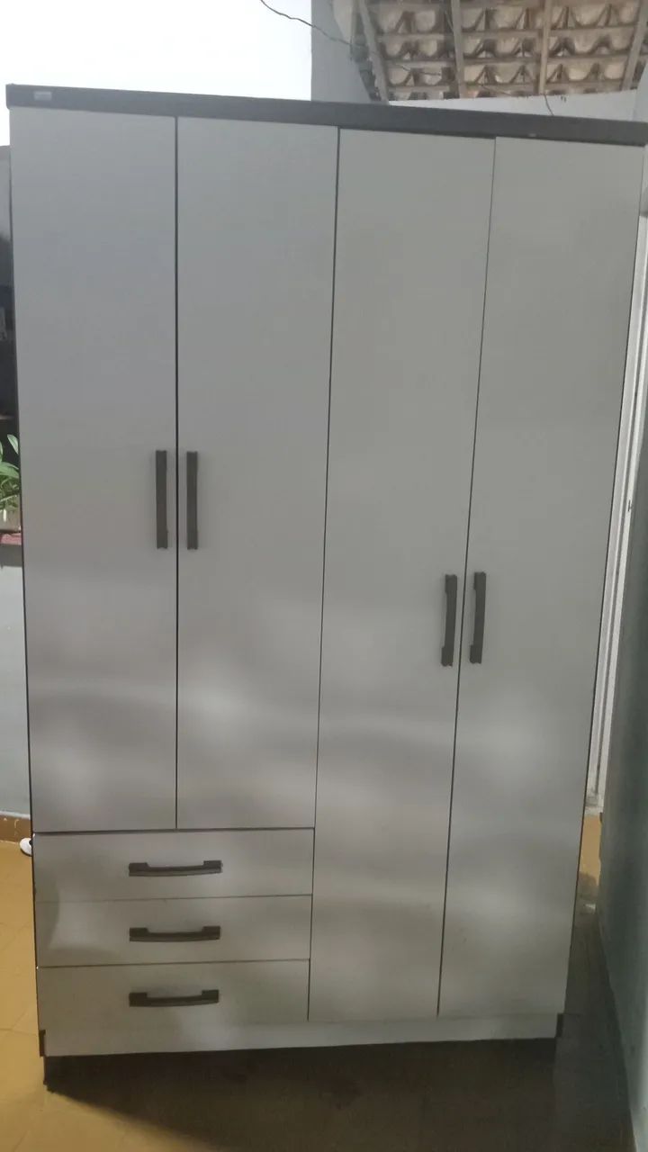 Guarda roupas de 4 postas