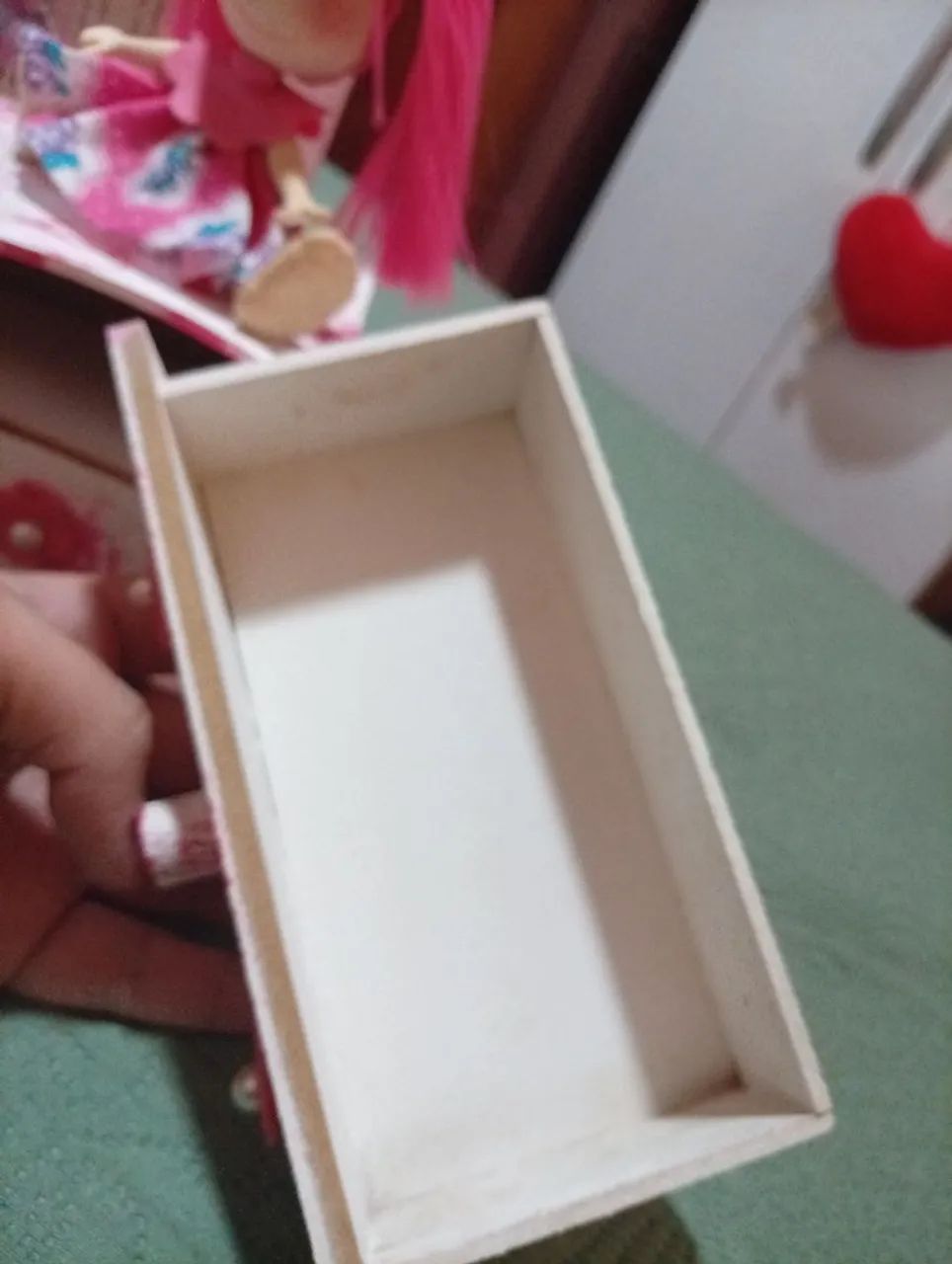  de MDF, decorada com uma bonequinha de biscuit. - Foto 2