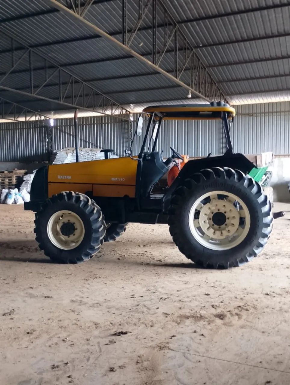Trator Valtra 110