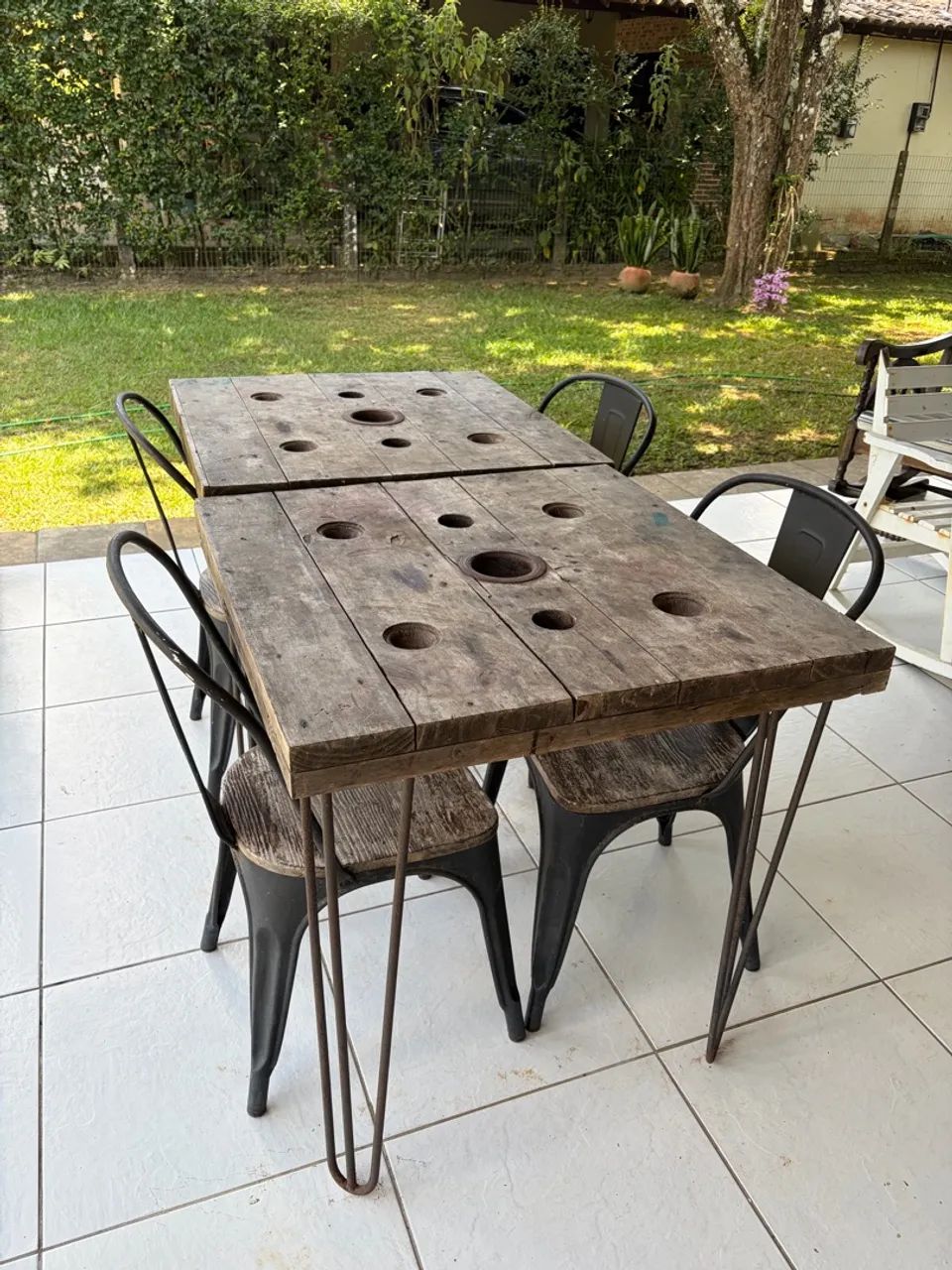 Mesa com cadeiras rústico 