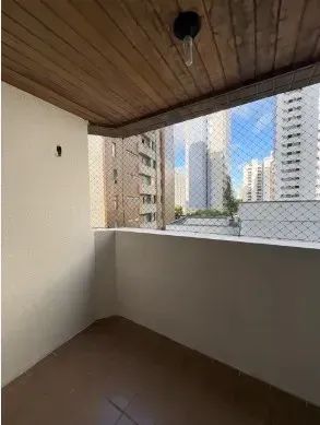 APARTAMENTO AMPLO, BEM VENTILADO E COM ÓTIMA LOCALIZAÇÃO - Foto 4