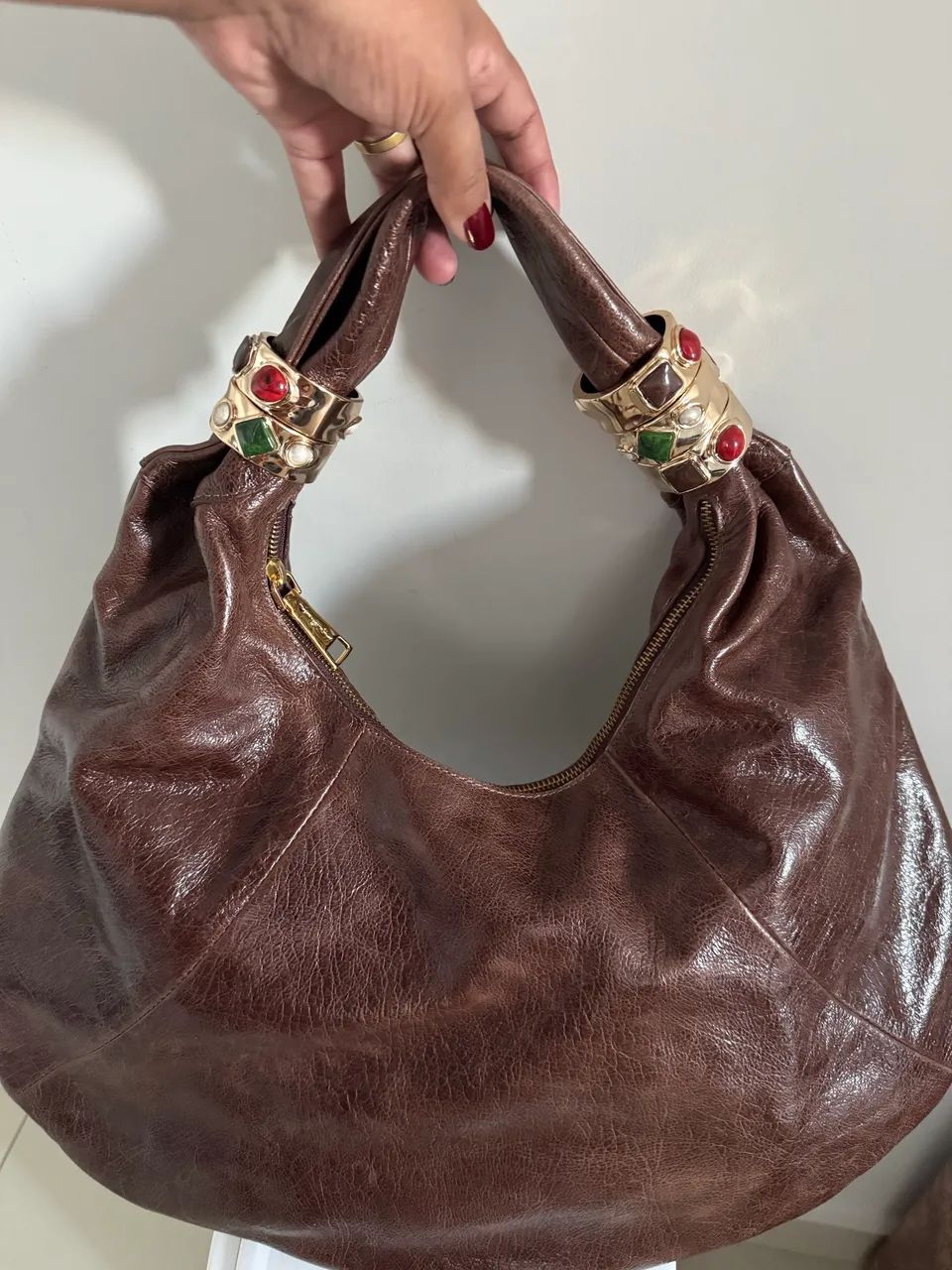 Bolsa grande Luiza Barcelos marrom com pulseiras