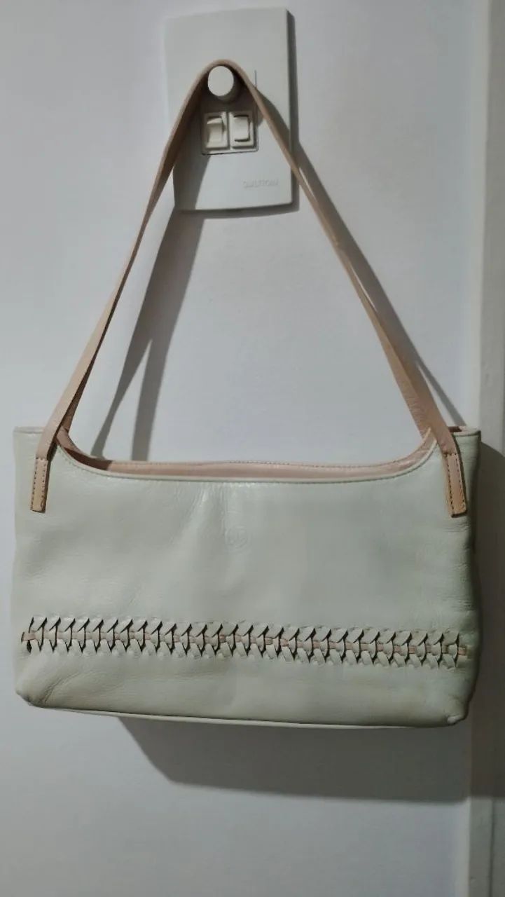 Bolsa de couro, na cor gelo, marca Edu bolsas.