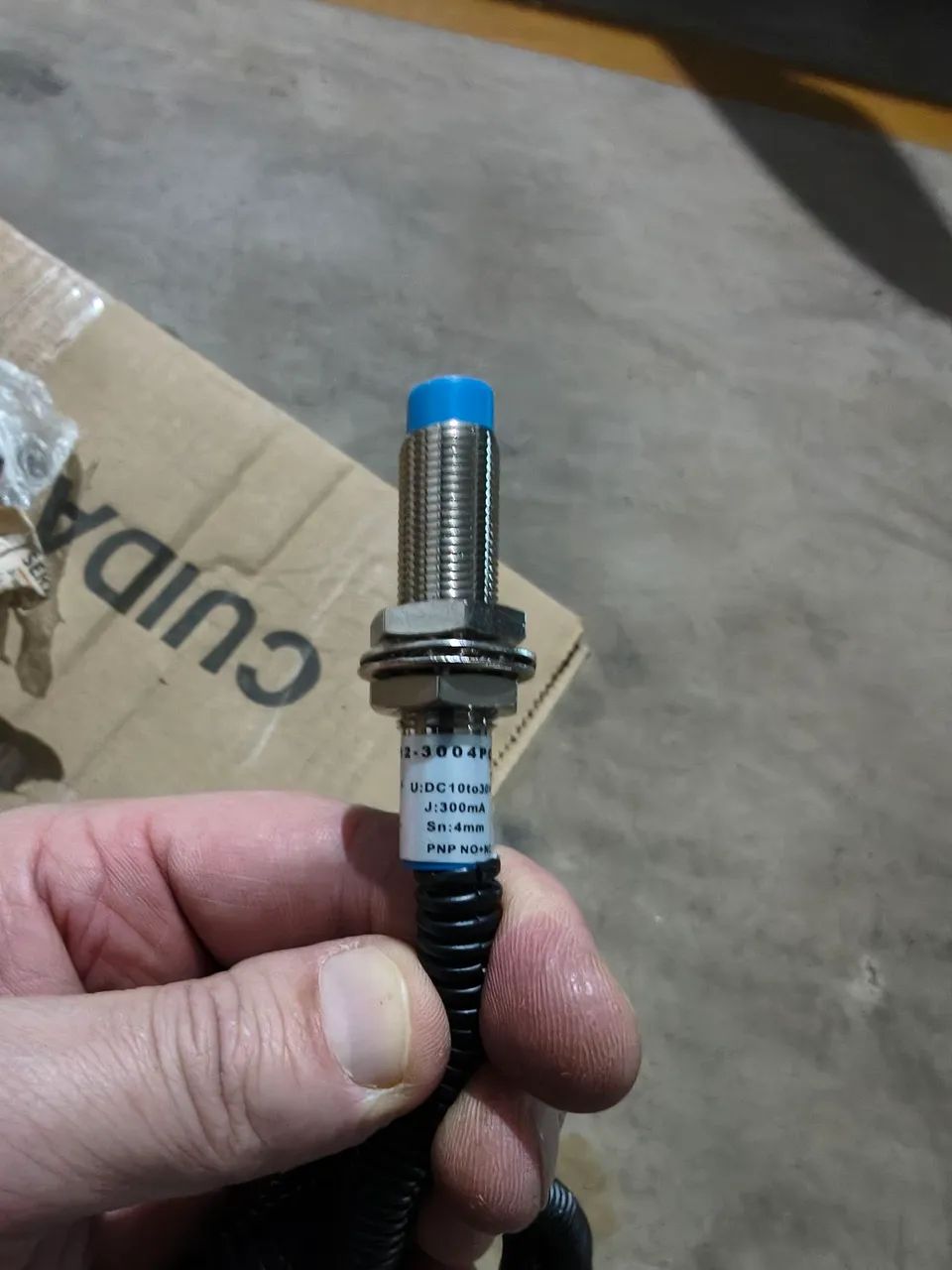 Sensor indutivo LM12-3004pc com conector Mike de 3 vias.