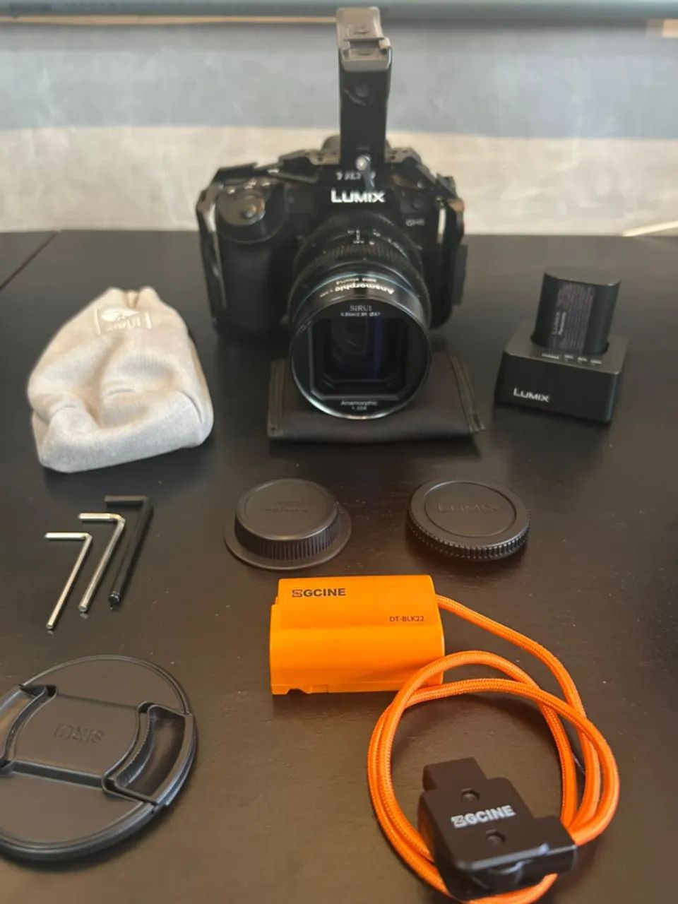 LUMIX GH6 + LENTE ANAMORFICA 33MM + CAGE FULL TILTA + DUMMY BATTERY + MIC RODE