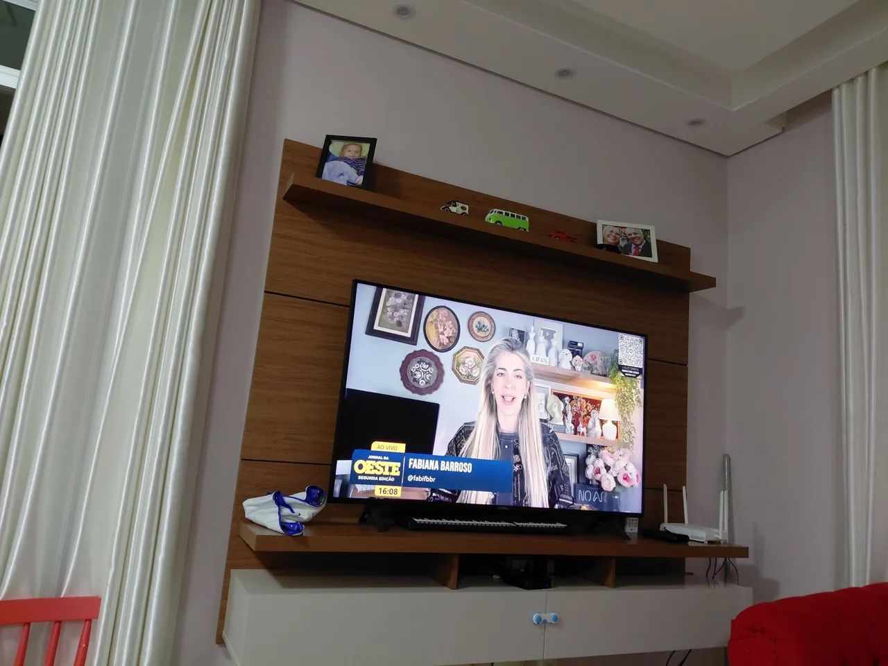 Rack com painel em excelente estado 