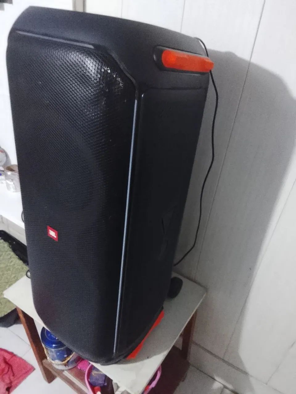 Caixa de som JBL 710