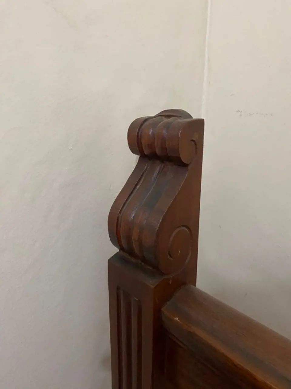 Cama de solteiro em madeira maciça com lindo trabalho - Foto 5