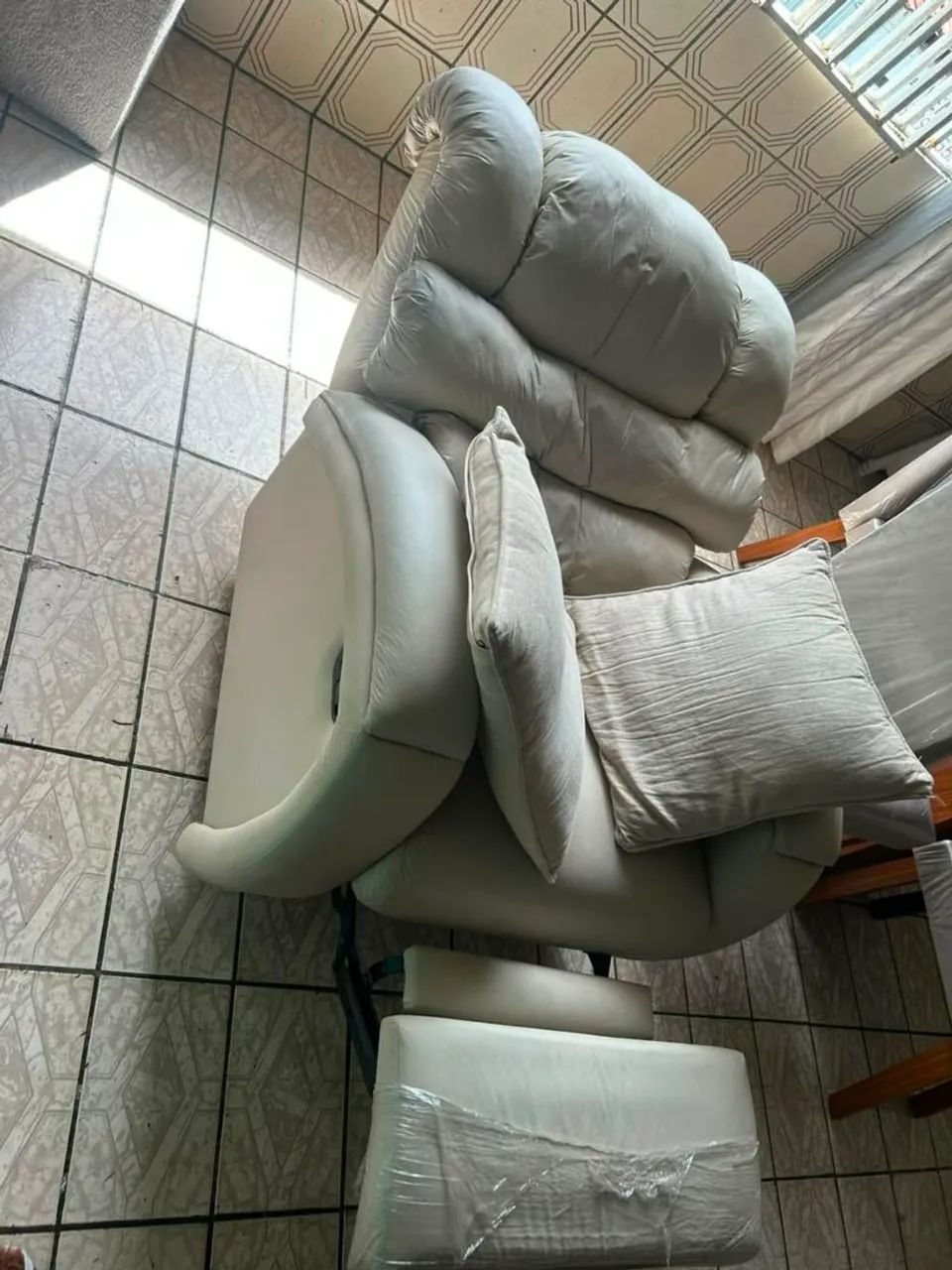 Poltrona reclinável ideal para manicure e pedicure, sobrancelha e cílios  - Foto 2