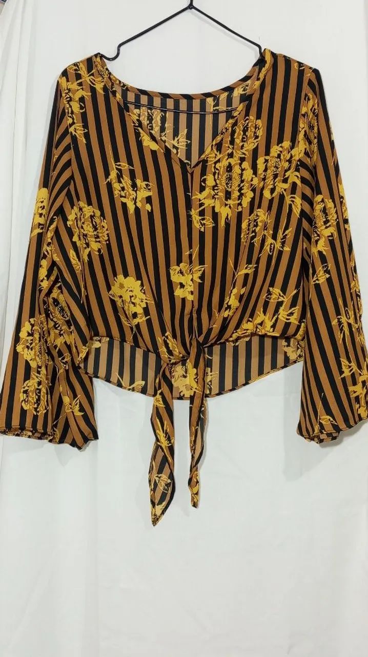 Blusa cropeed com flores - Foto 2
