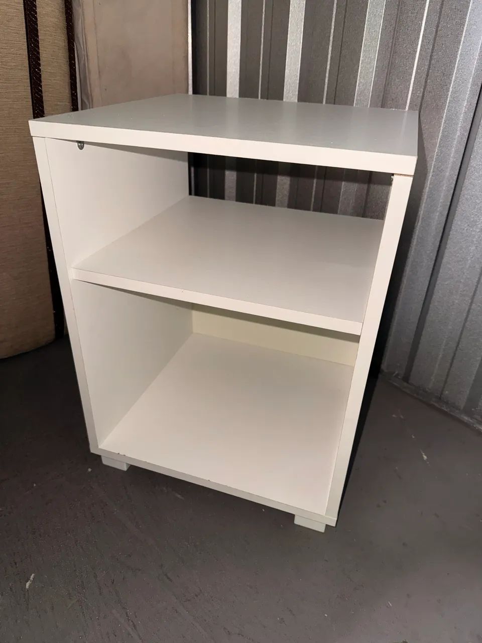 Criado-Mudo / Mesa Lateral Branca com 2 Nichos - Foto 2