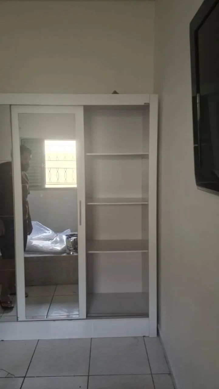 Guarda roupa de solteiro com espelho - Foto 2