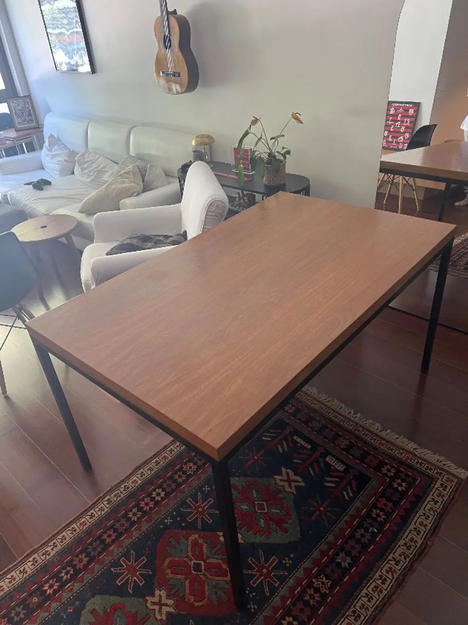 Mesa de madeira quase sem uso