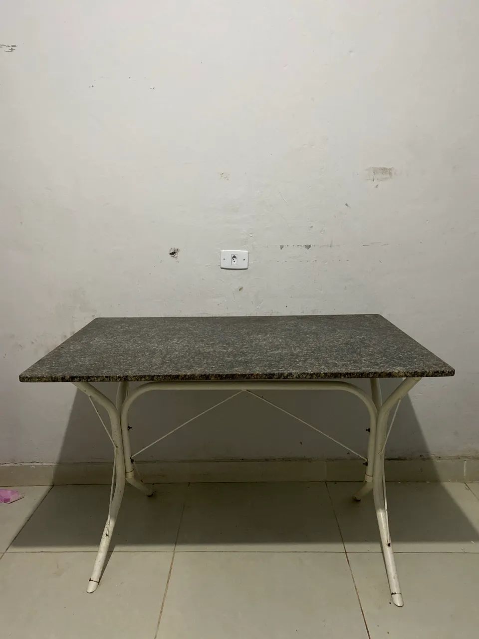 mesa granito cinza e suporte branco