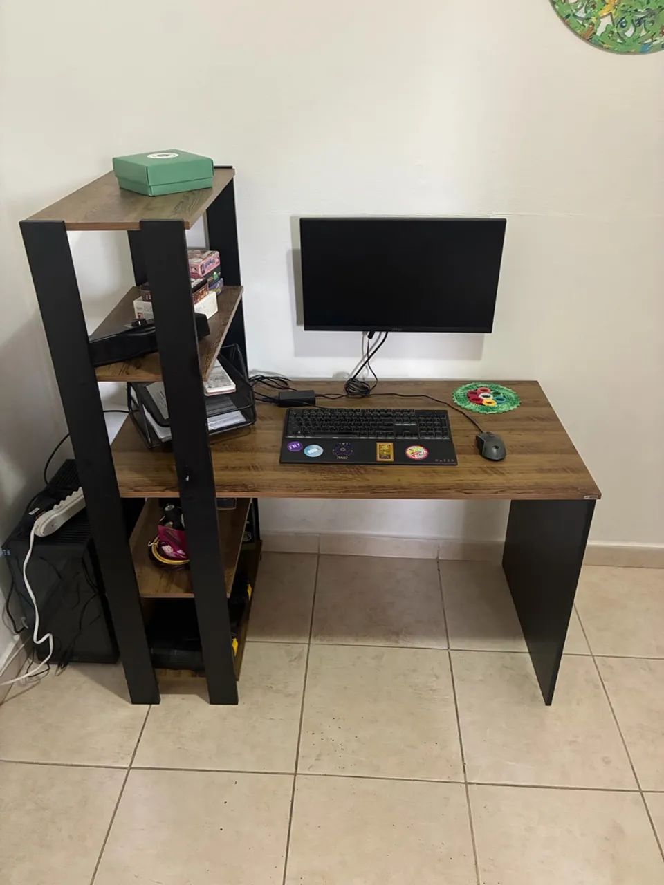 Mesa de escritório com prateleira - Foto 2