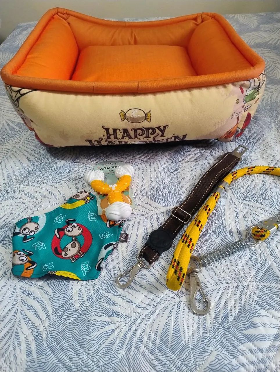 Cama + brinquedo + peitoral e guia para caes