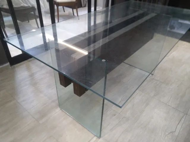 Linda mesa de jantar de vidro com base de madeira e 6 cadeiras - Foto 2
