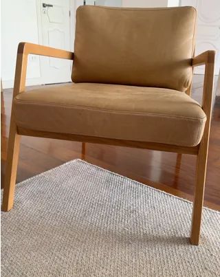 Par de poltronas em madeira e couro