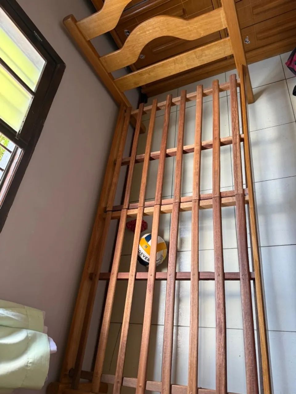 Cama de solteiro de madeira 