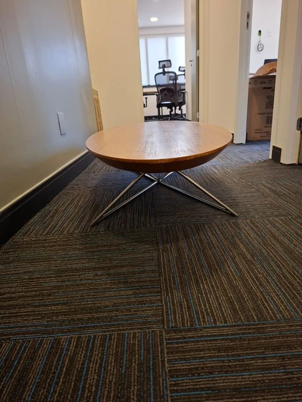 Mesa de centro oval com base geométrica cromada