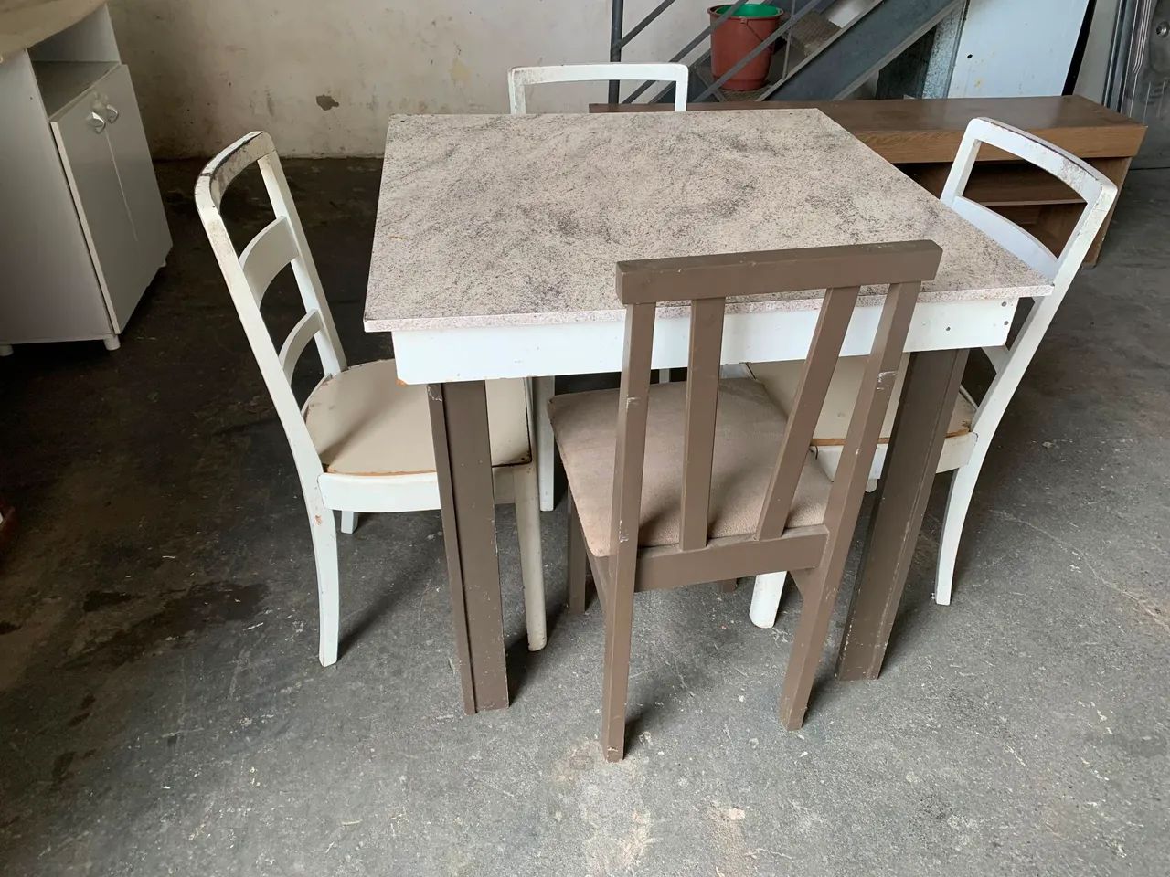 Mesa Com 4 Cadeiras Usadas !!  - Foto 3